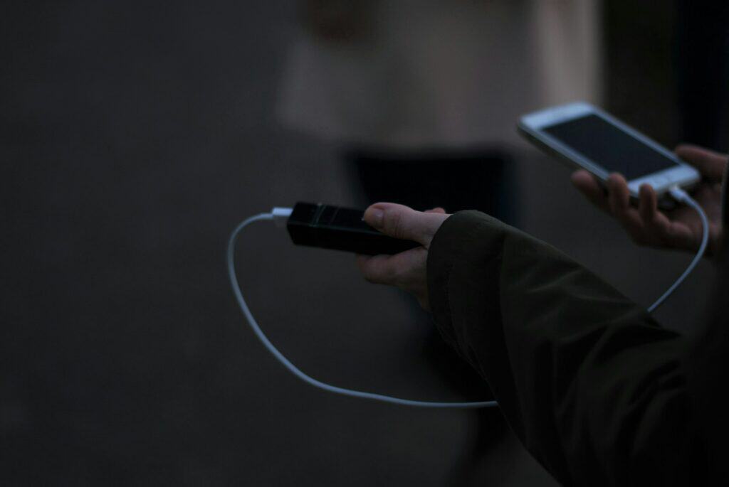 盡量避免邊充電邊使用手機！