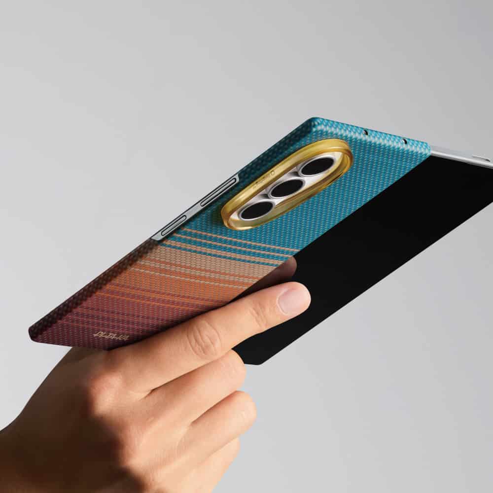 PITAKA 針對 Galaxy Z Fold 8 系列手機推出極具設計感的編織工藝保護殼,讓手機好拿又好看