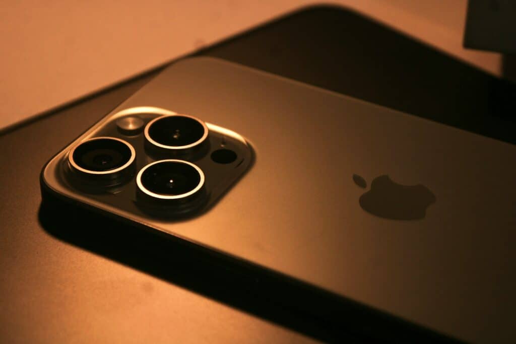 iPhone Ultra 的相機規格為了搭配輕薄機身的設計,也將會有所調整!圖片來源:Photo by TARUN RAJ BN on Unsplash
